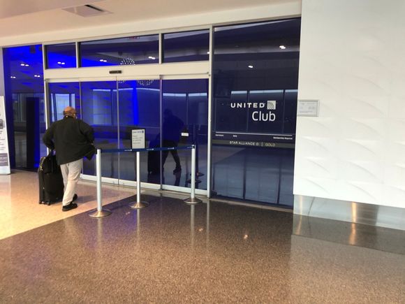 Since we arrived 15 minutes early, I chose to pass on another prepackaged United Club snack.