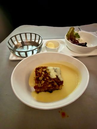 Now I have to say the apple oat crumble was delicious. It was up there with some of the nicest desserts I’ve had on a plane. If anything I wish it were bigger. 