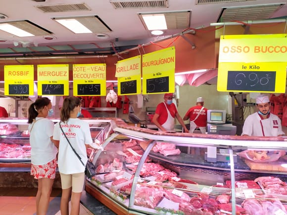 Well stocked butcher in Vieux Nice ; I am always amused by how roast beef is represented by "rosbif" in French