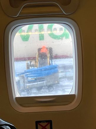 Re-loading luggage to the new plane