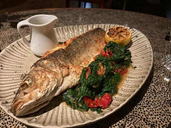 PAN-FRIED SEA BASS £40 Wilted spinach, chilled tomato
dakkous, charred lemon 750 kcal