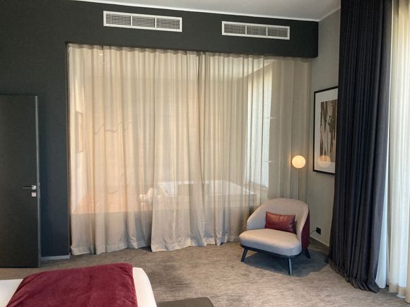 And from the bed end we see... a vitrage, what kind of visage lurks behind it ....