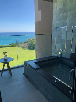 Outdoor bath (rotenburo)
