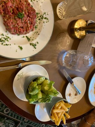 Beef tartar €36
Sucrine salad and french fries