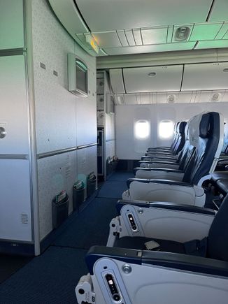 Unlimited legroom in the bulkhead row