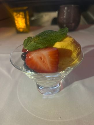 Ice cream - mango and vanilla - perfect portion 