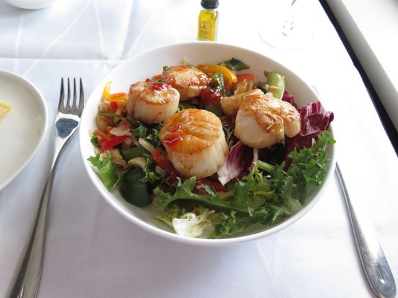 LHR - LAX. F. Second meal. Seared scallops on a sweet pepper, cashew nut and spring onion salad