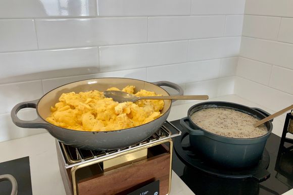 The breakfast offering in the Club Lounge.