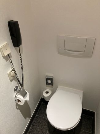 No bidet here but comes with tekephone