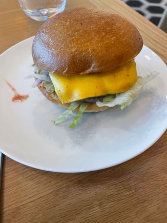 Sad looking burger in QF 1st Lounge. Very nice however.