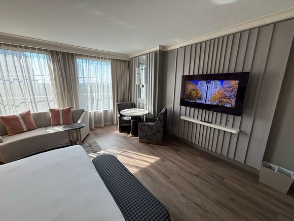 Base King room