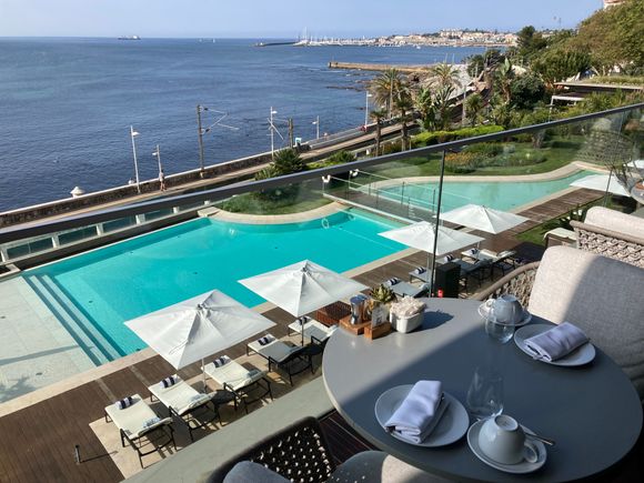 With good weather and the patio open to the Atlantic,
one can enjoy lovely vistas during breakfast, lunch and dinner