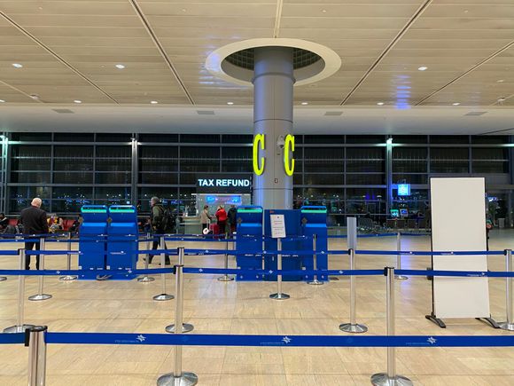 Arriving at TLV, just before check-in. Crowds flowed in soon afterwards.