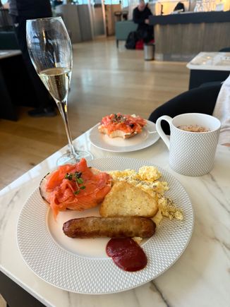 After the downgrade dance, it was wonderful to receive an invite to the Flounge from a fellow FTer. The sausage was fine ;)