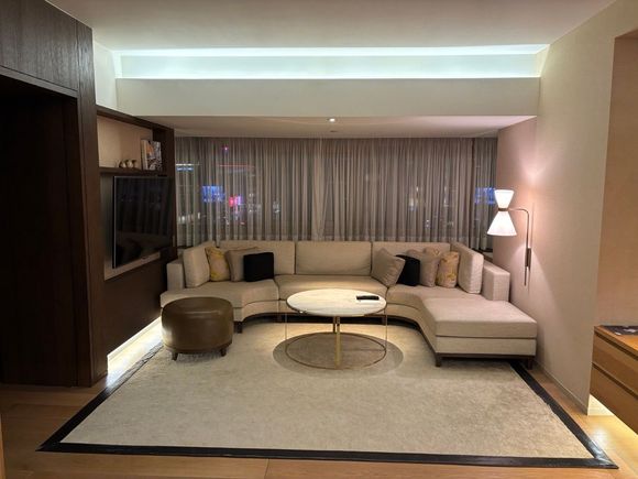 834's living room. bigger TV, missing a chair?
