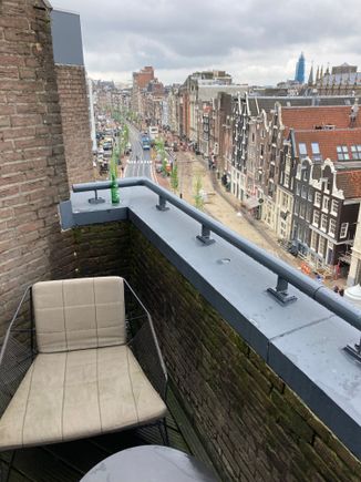 With views towards south : magna plaza + royal palace  (the beer wasn't mine but i desposed it outside right away :  we dont want history repeating Roman Law with the flower pot evictio : https://nl-m-wikipedia-org.translate.goog/wiki/Actio_de_deiectis_vel_effusis?_x_tr_sl=nl&_x_tr_tl=en&_x_tr_hl=en&_x_tr_pto=sc