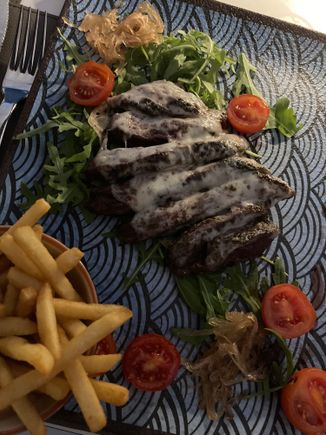 BEEF FLANK CONTAINS - DAIRY, SOYA, CELERY, SULPHITES, MUSTARD
Grilled beef tagliata served with rocket leaves, Tropea onion jam, provolone cheese and fresh cherry tomatoes
€28,5