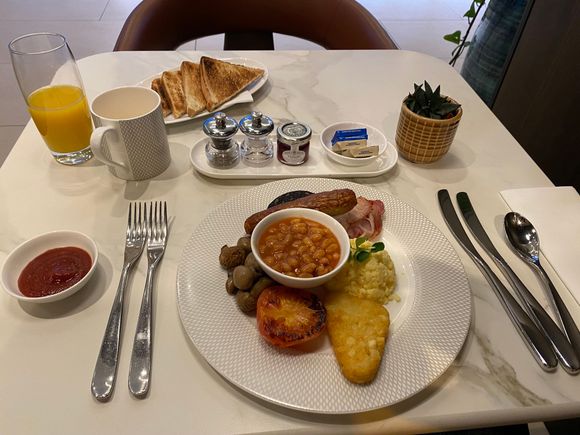 First person to be served at 5:15am yet everything on the plate was cold bar the hash brown. Please don’t tell me they cooked it all in the wrong order