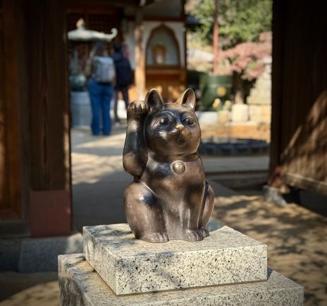 Gōtokuji Temple 大谿山 豪徳寺,  birthplace of the “beckoning cat” seen all over Japan and many parts of Asia.