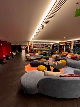The lobby bar, which was absolutely packed when I checked in, but quiet at 07:00.