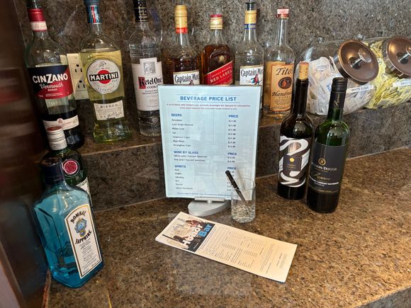Happy Hour: Alcoholic drinks, chargeable