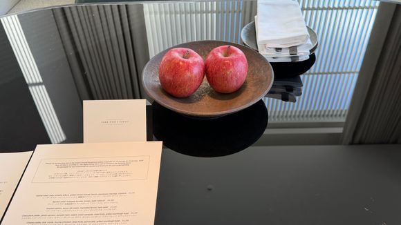 Park Hyatt Tokyo.  Usually I am too lazy to eat anything but grapes or strawberries but I did cut them up the 2nd night and ate them.  They were delicious.  The note said that they will prepare for me if I asked😭