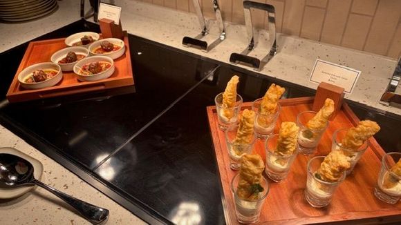Happy hour (meatballs in tomato sauce, battered fish)