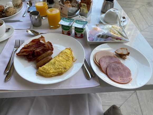 Decent breakfast - avoid the cold meats, which all seem to be awful in the UAE in general (go to the Alfonso in Seville for real breakfast meats)