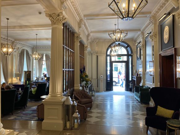 This is the main entrance of the hotel, to the left the seating area of the lobby, it was full with people waiting for their room to be ready 