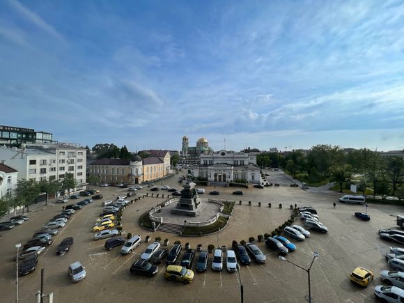 Slightly delayed, this was my view from the hotel this morning after an unplanned overnight at SOF. No points for guessing the reasons or the hotel : )