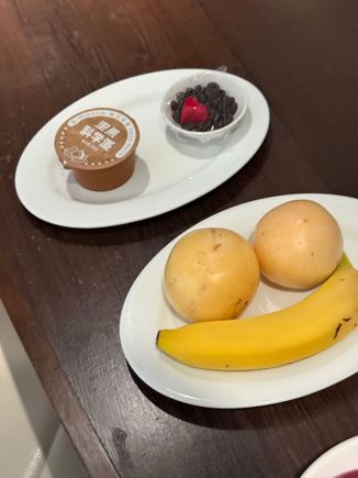 welcome fruits and cake