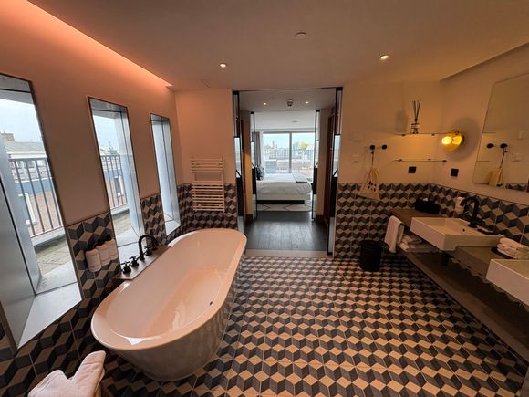 Looking back towards the bedroom 