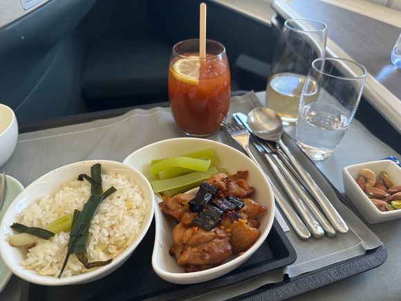 Tried the regional exclusive pre-order meal - Sichuan spicy chicken. The chicken is cooked well but had a “frozen” taste, rice is dry too. 