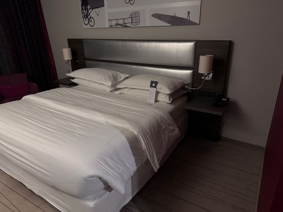 USB.a ports available next to the bed