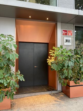 Street entrance: hotel guests can access the restaurant comfortably indoors via the lobby 