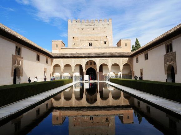 Entrance to the Throne Room and the monumental Comares Tower. - The Court of the Myrtles.