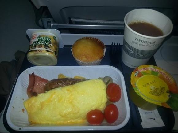 BA056/05Dec JNB-LHR, Breakfast

Bacon, sausage, scrambled eggs, mushrooms, tomatoes

Muffin and yoghurt