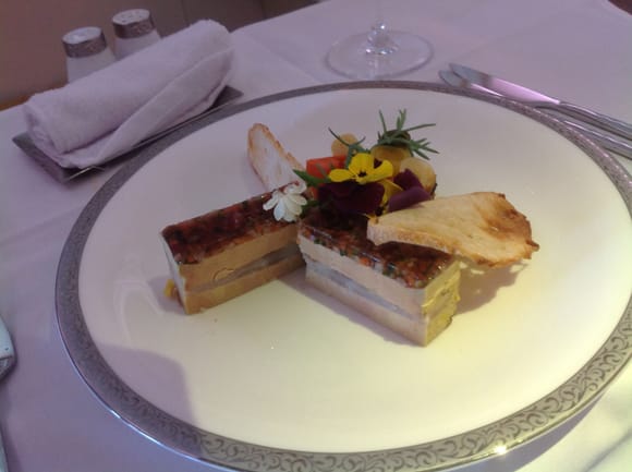 Pressé de foie gras de canard et anguille fumée, petits légumes acidulés