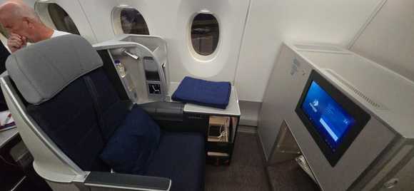 2A aisle-leaning seat