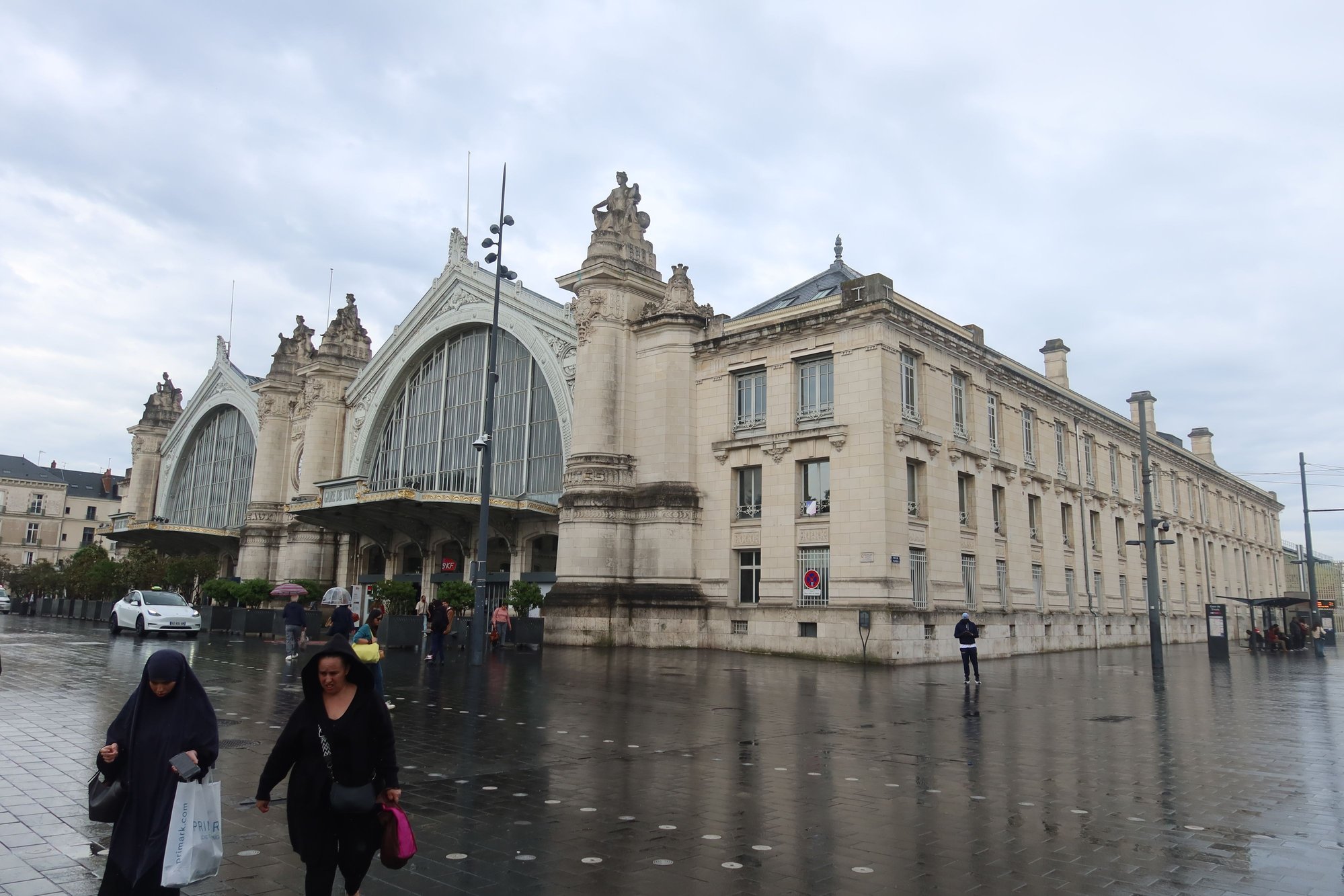 Main Train Station, Tours