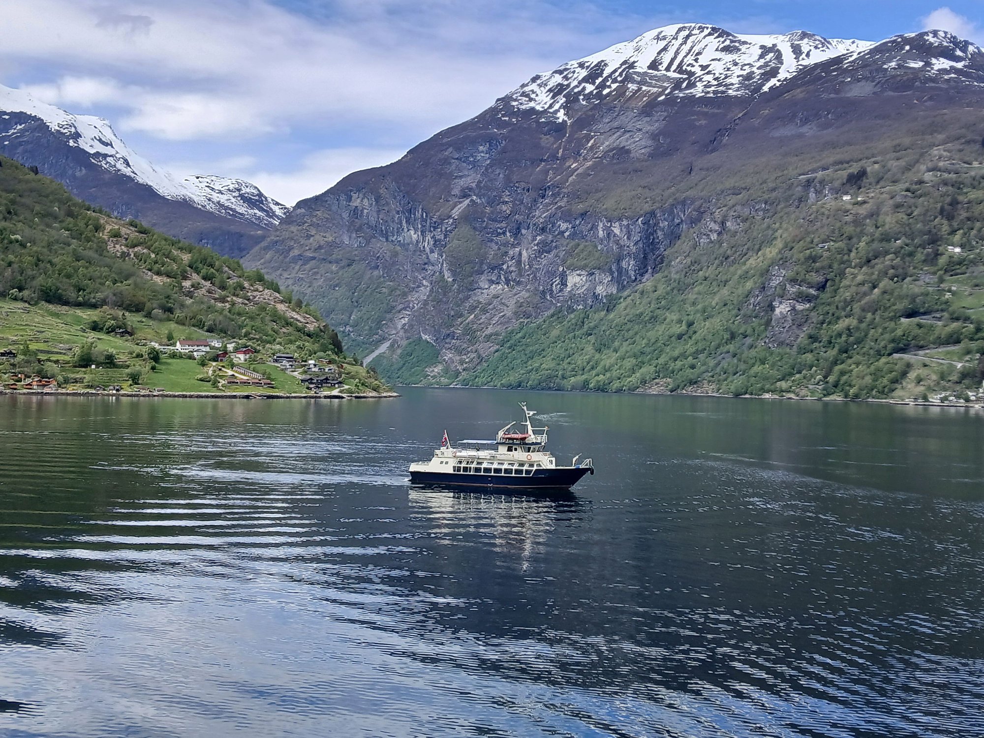 A tedner boat arrives to take passengers on some excursions