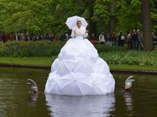 She even had assistants in the water.