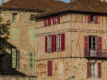 Red shutters. Green shutters.