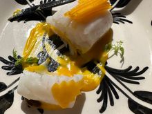 LUBINA curada, anchoa, BOTARGA y pepino encurtido