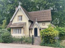 This was a gardner's cottage in Hyde Park. There is supposedly a pet cemetary behind it but I couldn't get a good view.