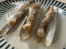 A trio of longueirones--larger than any razor clams I've seen, and with a more intense flavor.   I did sample local, tinned  razor clams in a wonderful food shop in O"Grove and they were some of the best tinned seafood I'd tried....ever.    No sauce needed..just a bit of toasted bread, or just eat them plain.