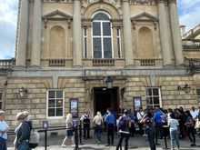 The start of the tour is in front of the Roman Baths, just to the left of this picture, there is a big sign, well marked.