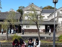 Girls on their phones, the same the world over