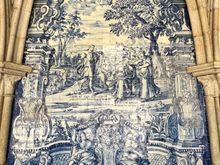 One of the many huge panels of blue tiles at the cathedral cloisters 