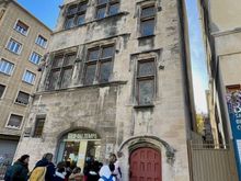 School children learning about the oldest house in Marseille: Hotel de Cabre ~1530
